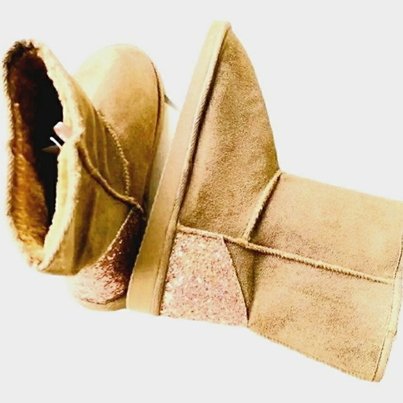 ***SOLD*** NWOB* Rose Gold Heel Cozy Boots - Picture 2 of 6